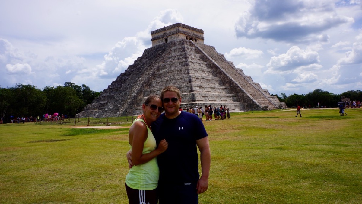 Kyle and Kate in front of Chichén Itzá